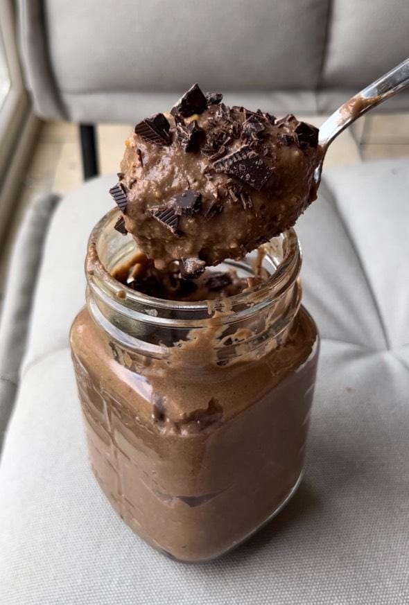 Homemade high-fibre chocolate spread for a gut-friendly snack